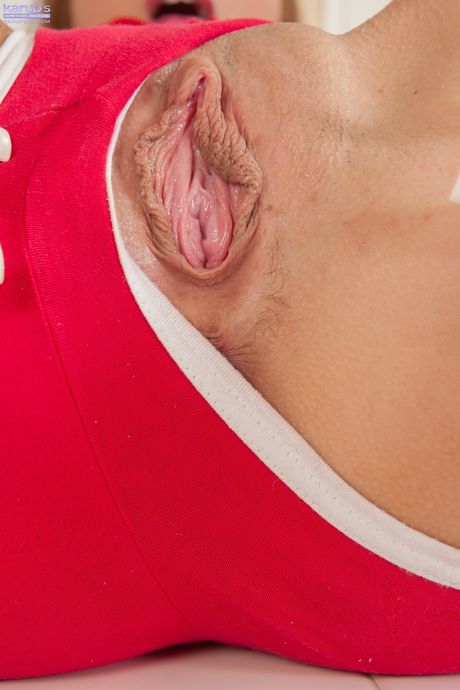 Sød amerikansk dukke Evilyn Fierce stripper til knæstrømper før en fingerfuck