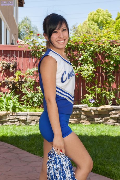 Jasmine Gomez 是一位喜歡裸體的拉丁裔啦啦隊員