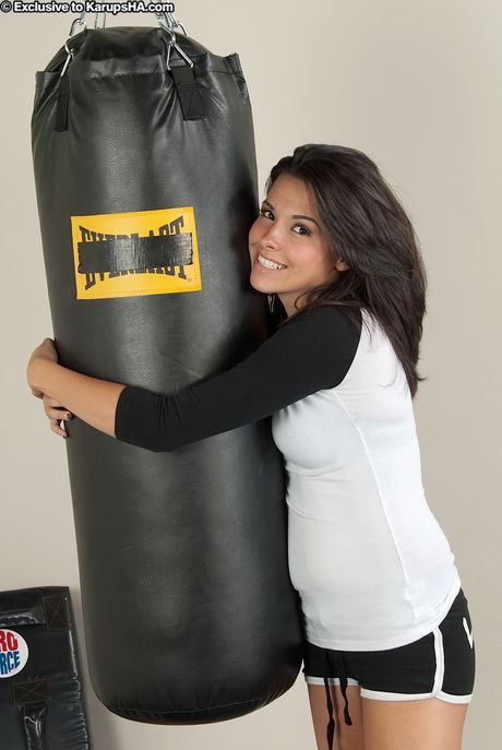 苗條的黑髮美女 Danica Dillon 用假陽具玩弄她剃光的陰部