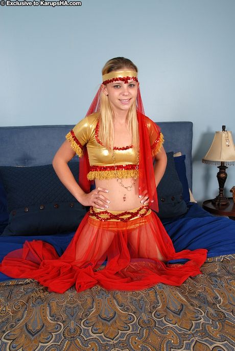 美國紅髮少女 Destiny Garnet 在個人表演中用假陽具插入自己的陰部