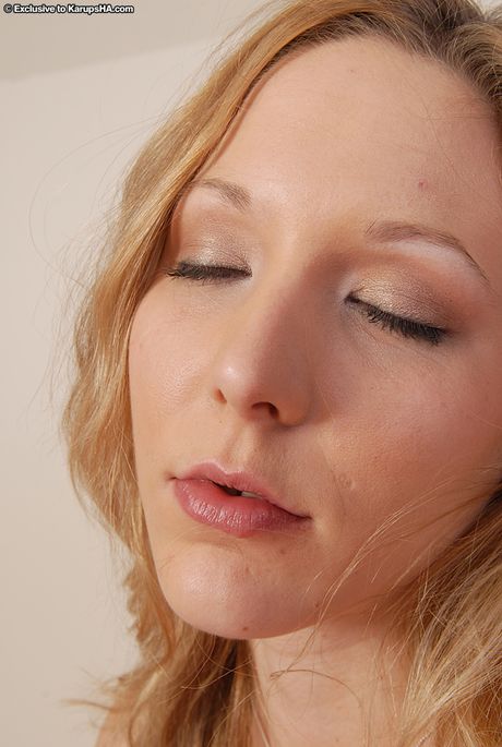 Blonde babe Chasi Chambers fjerner alt tøjet før hun onanerer