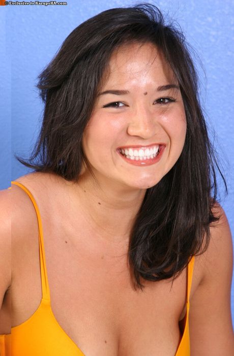 Sexet indonesisk teenager Angelina Lee stripper og viser sine store bryster og skaldede fisse frem