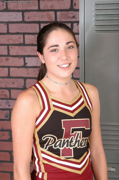 嬌小的啦啦隊長莉莉在更衣室裡脫光衣服並張開她的陰部