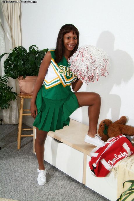 少女啦啦隊長 Rane Revere 毫無羞澀地在床上裸體