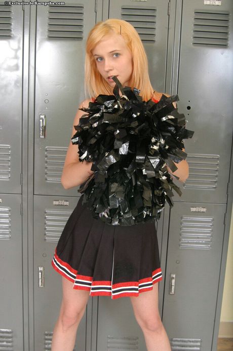 金髪のチアリーダー、マディソン・ムーアがロッカールームで裸になる