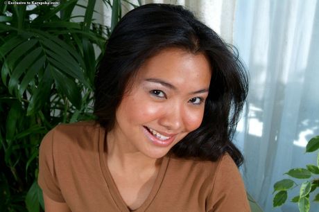 細身のアジア人ティーン、ラナ・クロフトがパンティーを脱いでオマンコを広げる