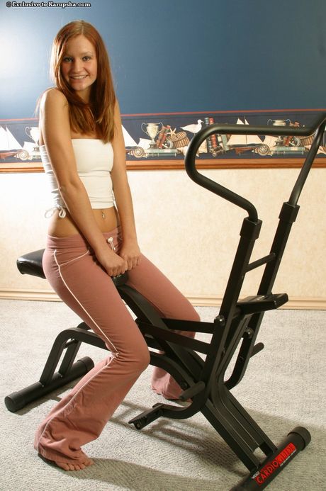 K: 素人美女ティナが小さなおっぱいを見せつけ、ソロでオマンコを広げる