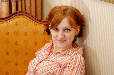 破壊的なアマチュアMILFステイシーはストリップし、彼女の素晴らしいメロンと毛のない猫を強調します