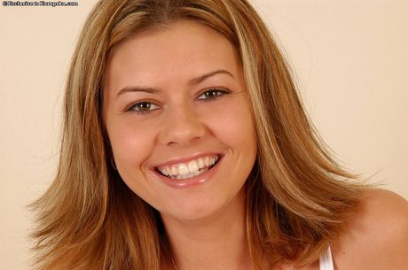 素敵なアメリカ人の女の子、ジェシカ・クーパーがシャツとパンティーを脱いで裸になる