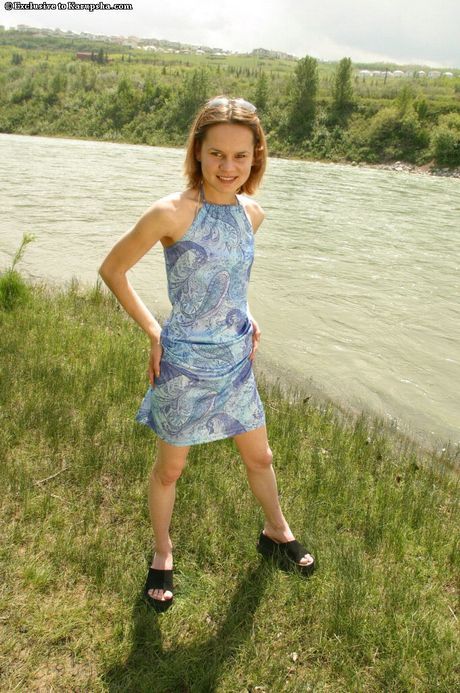 経験の浅い金髪のアレックスは野原の毛布の上で体を露出する