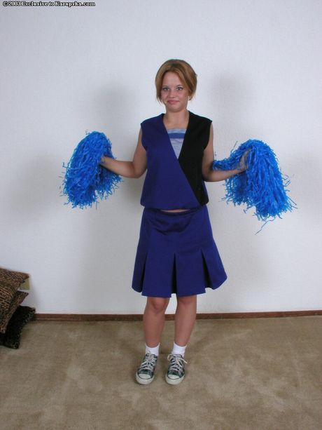 痩せたチアリーダーのジェシカは服を脱いで、彼女の小さな小さなおっぱいと熱いお尻を披露します