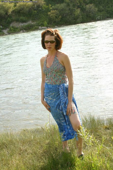 Fræk skønhed Lorraine stripper og demonstrerer sine fantastiske jugger og sin trimmede fisse