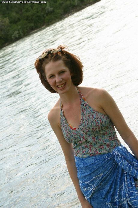 Fræk skønhed Lorraine stripper og demonstrerer sine fantastiske jugger og sin trimmede fisse