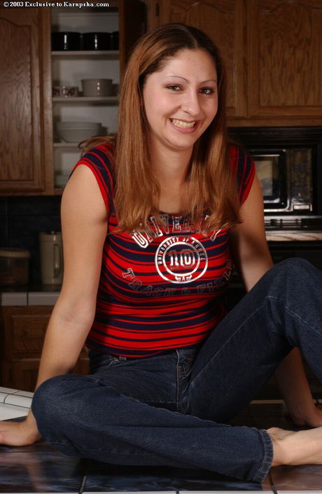 素晴らしいアマチュアリリーは、ソロで彼女の素晴らしい胸とお尻を脱いで披露します