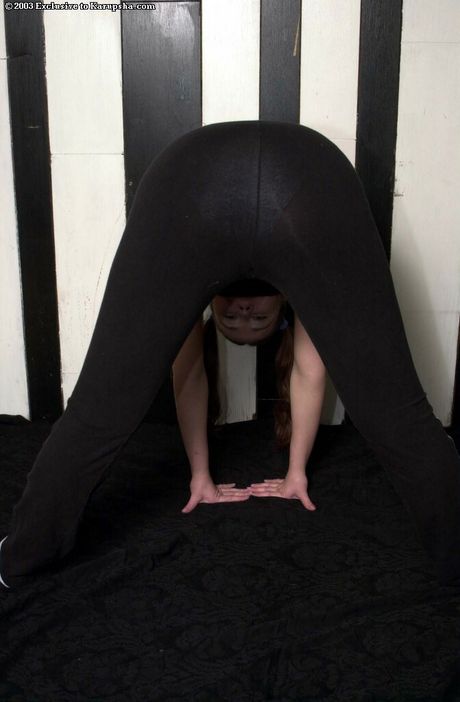 フィットネスキュートなレイヴンが服を脱ぎ、セクシーなおっぱいとお尻を披露