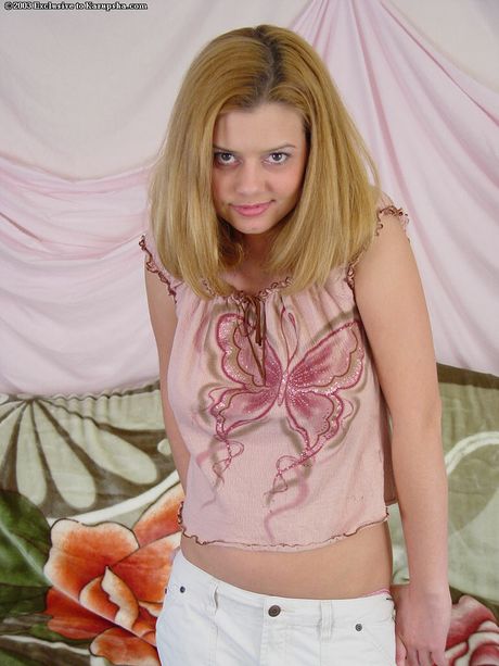 偉大なアメリカ人ブロンドのジェシカ・クーパーがジーンズを脱ぎ捨て、おっぱいとオマンコを披露