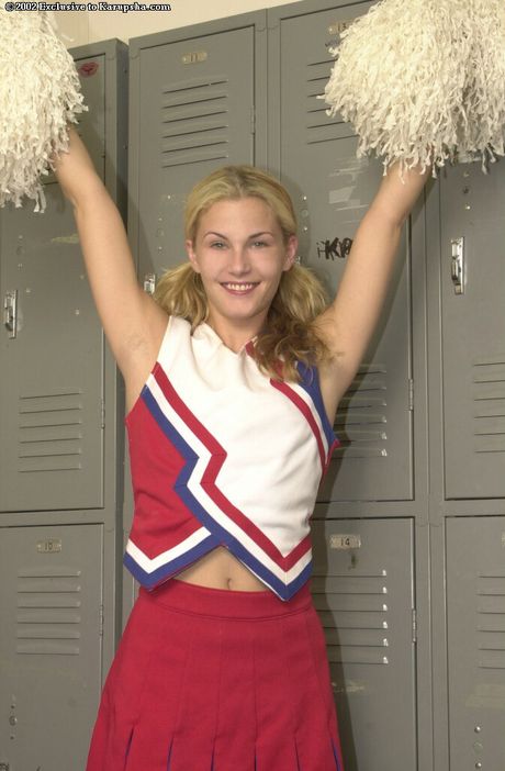 金髮女孩 Lacie 在更衣室裡穿著啦啦隊制服赤裸裸