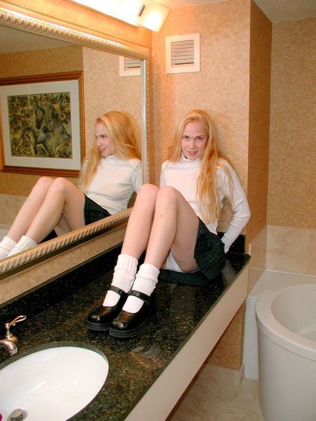 金髮封面女郎 Coral 脫掉衣服，獨自玩弄自己的陰部