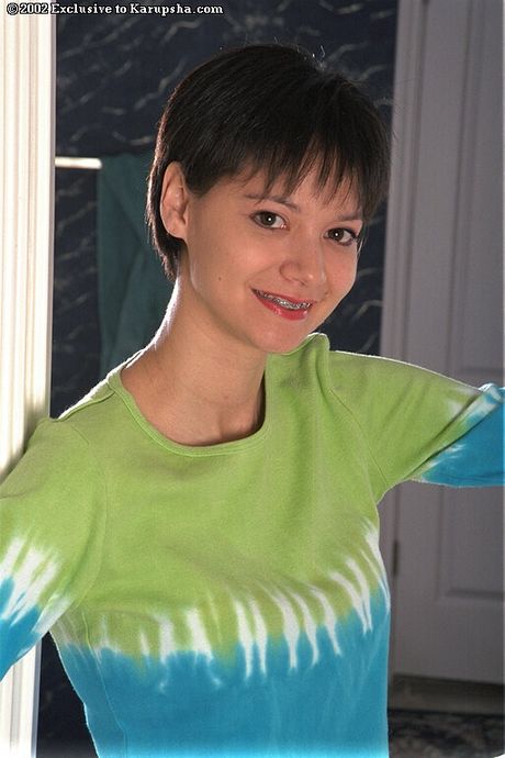 Mørkhåret amatør Suzanne Martinez tager sit tøj af på en sofa