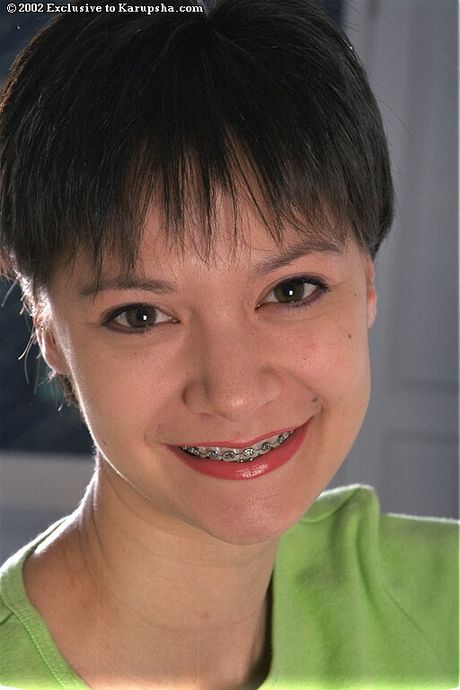 Mørkhåret amatør Suzanne Martinez tager sit tøj af på en sofa