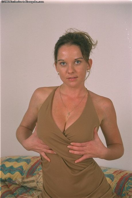 Brunette amateur Jodi exposes her big tits and presents herself au naturel on a bed