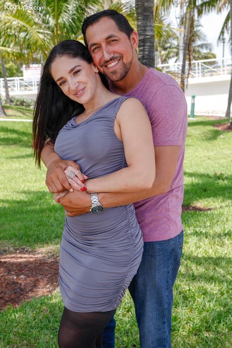 Brunette Sheena Ryder får sin fisse slikket udendørs og kneppet i haven