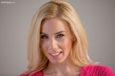 Blond ungarsk MILF Nesty afslører sine små bryster og viser sin nøgenhed i en solo