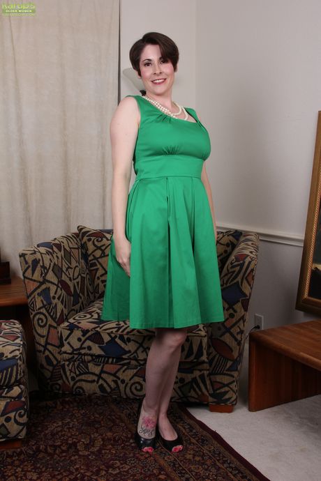 セクシーな熟女サディ・ジョーンズが派手なスカートをはいて巨乳を見せ、オマンコにおもちゃを入れている