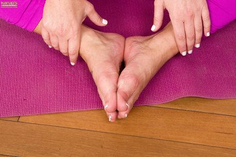 Excellent american milf Dayton Rains loves foot fetish 