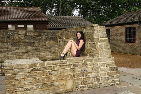 素敵な英国のMILFレベッカ・ディーは彼女の素晴らしい胸を明らかにし、屋外で彼女のクリトリスをこすります