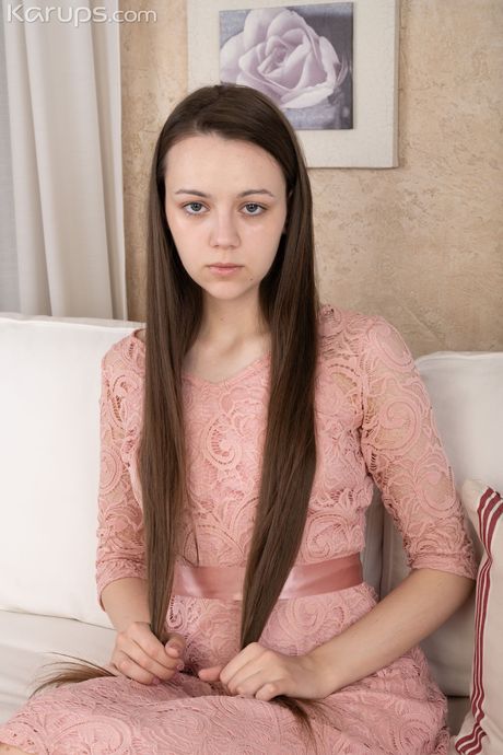 Slank russisk teenager Angel Petite stripper af på en seng på en forførende måde