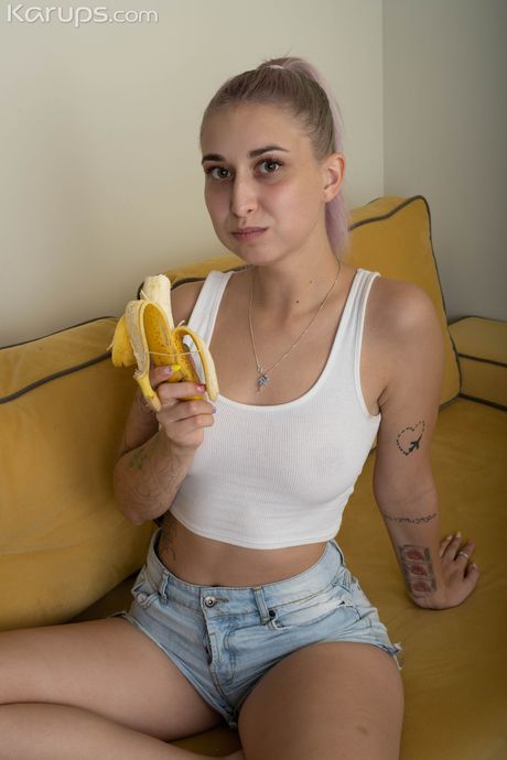 可愛的俄羅斯美女 Iris Kiss Kiss 脫光衣服後用手指張開她的陰部