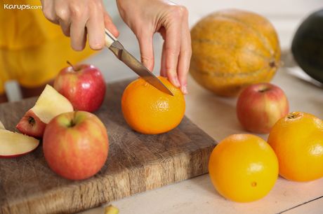 黒髪のロシアの美女メレナAが小さなおっぱいを露わにし、生々しい状態でソロでモデルを務める