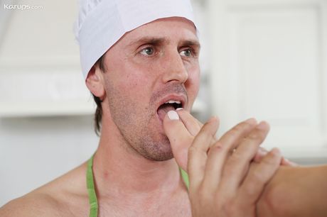 Tjekkisk babe Stacy Cruz nyder hardcore sex med en hængende kok i køkkenet