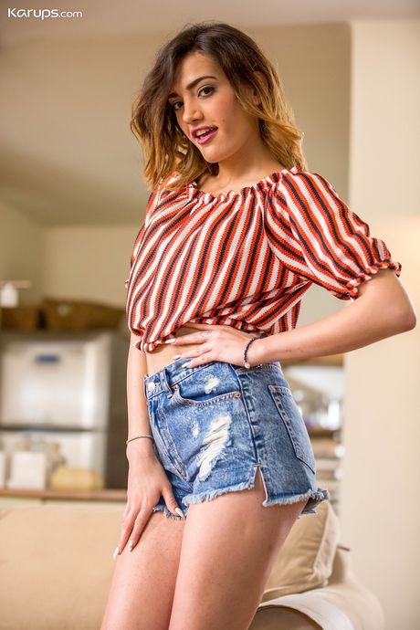 Den sart spanske nuttede Penelope Cum stripper ned til sine trusser og viser sin varme fisse frem