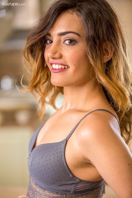 Den sart spanske nuttede Penelope Cum stripper ned til sine trusser og viser sin varme fisse frem