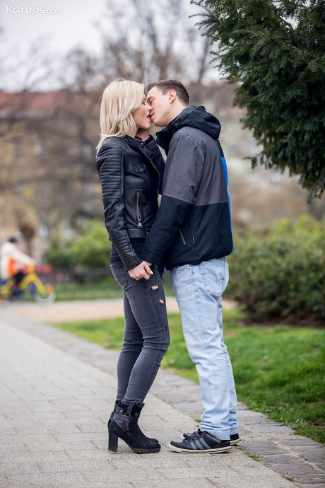 金髪のハンガリーの可愛い人、ザジ・スカイムは犯される前にマンコを舐められる