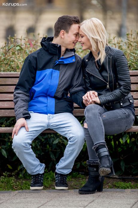 金髪のハンガリーの可愛い人、ザジ・スカイムは犯される前にマンコを舐められる