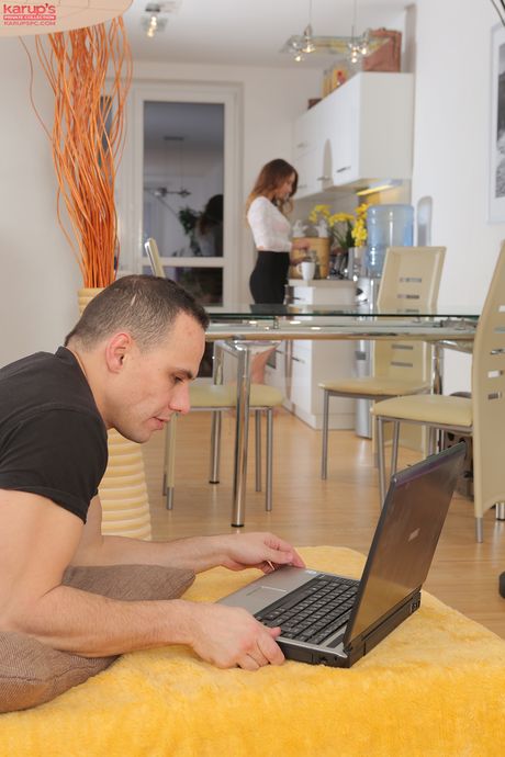 スリムなオランダ人人形テイラー・サンズは、彼女のマフを食べさせられ、彼女のマンコを叩かれる