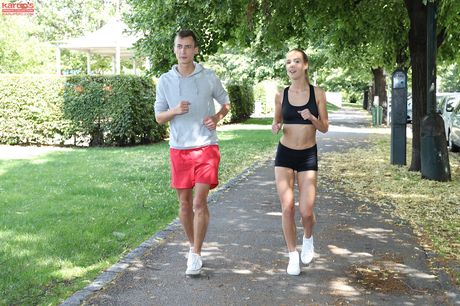 亞歷克西斯·克里斯托 (Alexis Crystal) 是一位性感少女，喜歡別人挑逗和操弄她的陰部