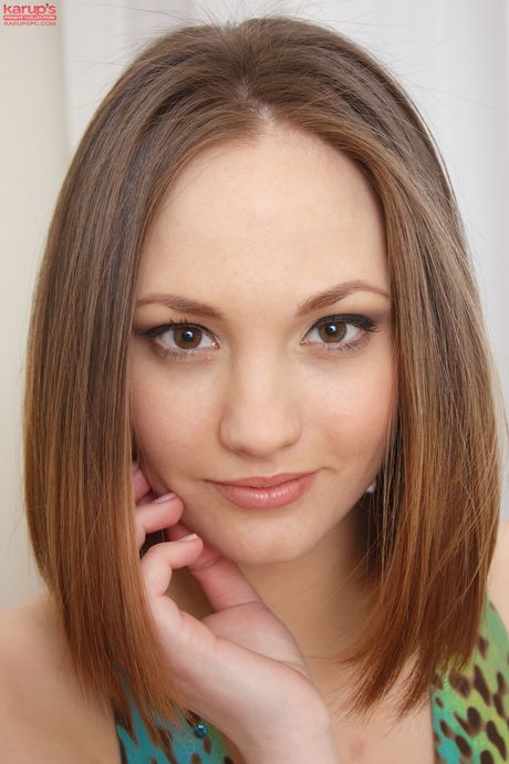 拉脫維亞美女 Ella K 自信滿滿地在沙發上全裸