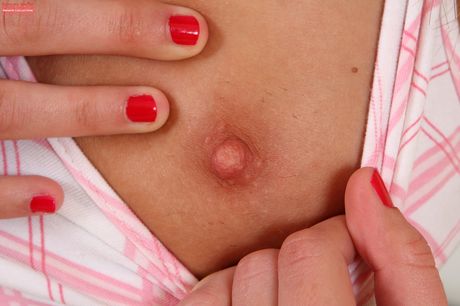 性感的匈牙利寶貝 Denise Sky 展示她的大屁股並張開她的剃光陰部