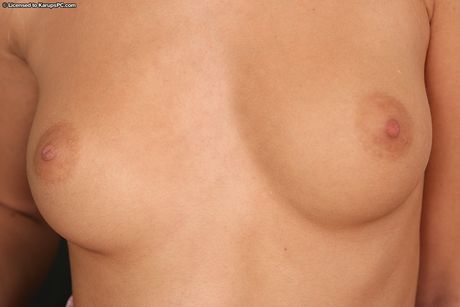 Platinblonde teenager Lola Myluv finger spreder sin lyserøde fisse i hæle