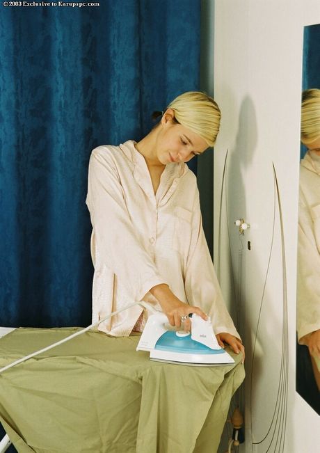 金髮業餘選手 Shelly 展示她的小乳房並張開她的剃光陰部