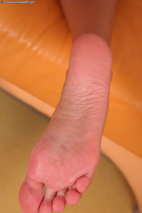 Blond ungarsk skønhed Pink Pussy fjerner shorts før hun onanerer på en sofa