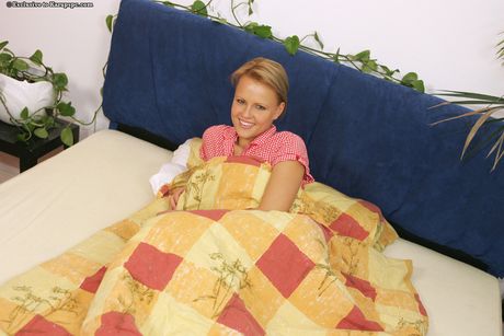 Lesbiske skønheder Zafira A og Monica Sweet fjerner lingeri før de har sex