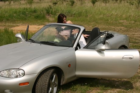 黒髪のクラウディアは車の中でオマンコを弄ばれ犯される