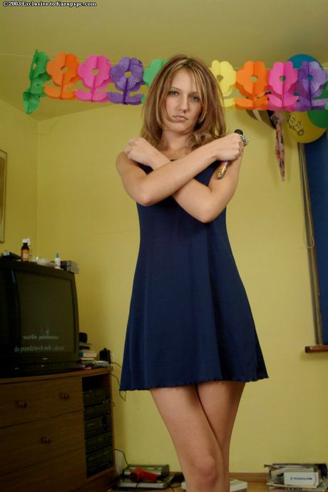 Blonde polske coverpige Betty J glider en dildo i sin stramme fisse efter at have taget tøjet af