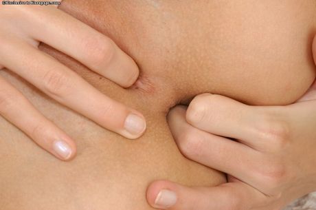 Den blonde tjekkiske babe Celine afslører sin fantastiske krop, mens hun tager nøgen på sofaen