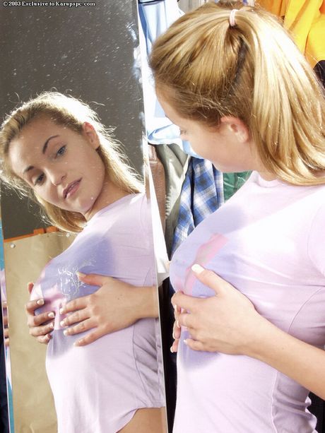 金髮匈牙利美女傑西卡楊在鏡子前展示她美麗的乳房和光禿禿的陰部